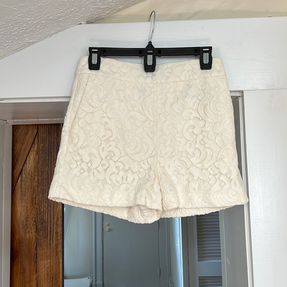 Lace crème shorts